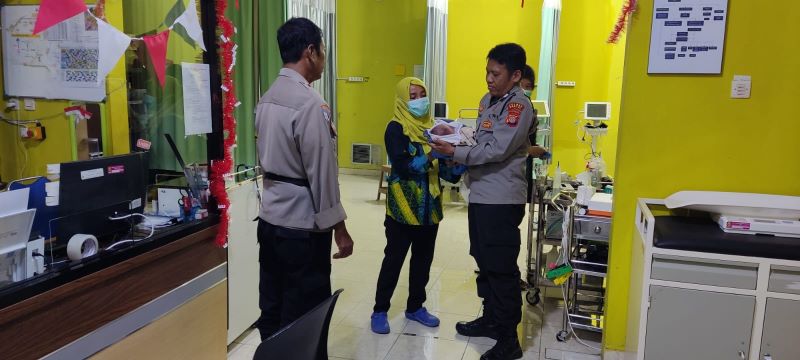 EVAKUASI: Bayi yang ditemukan oleh warga di Bulak Sawah, Mriyan, Donotirto, Kretek Jumat (5/9).