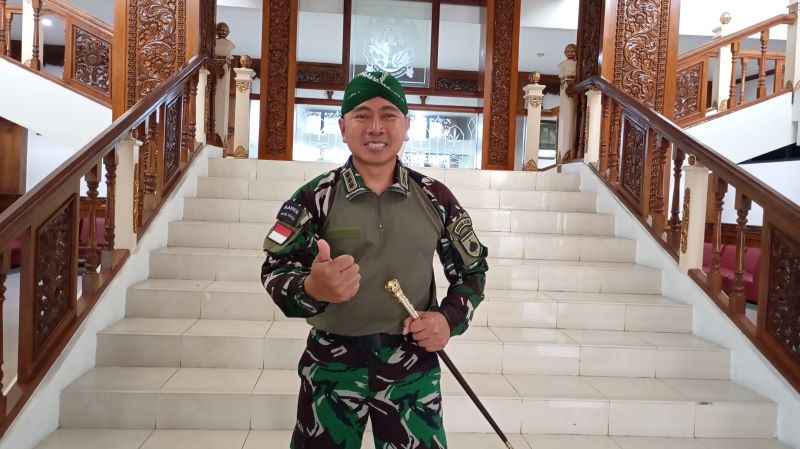 BENTUK PENGHORMATAN: Dandim 0734/Kota Jogja Kolonel Inf Arif Setiono selalu menggunakan blangkon saat bertugas. Hal ini disebut sebagai cara menghargai budaya Jawa.