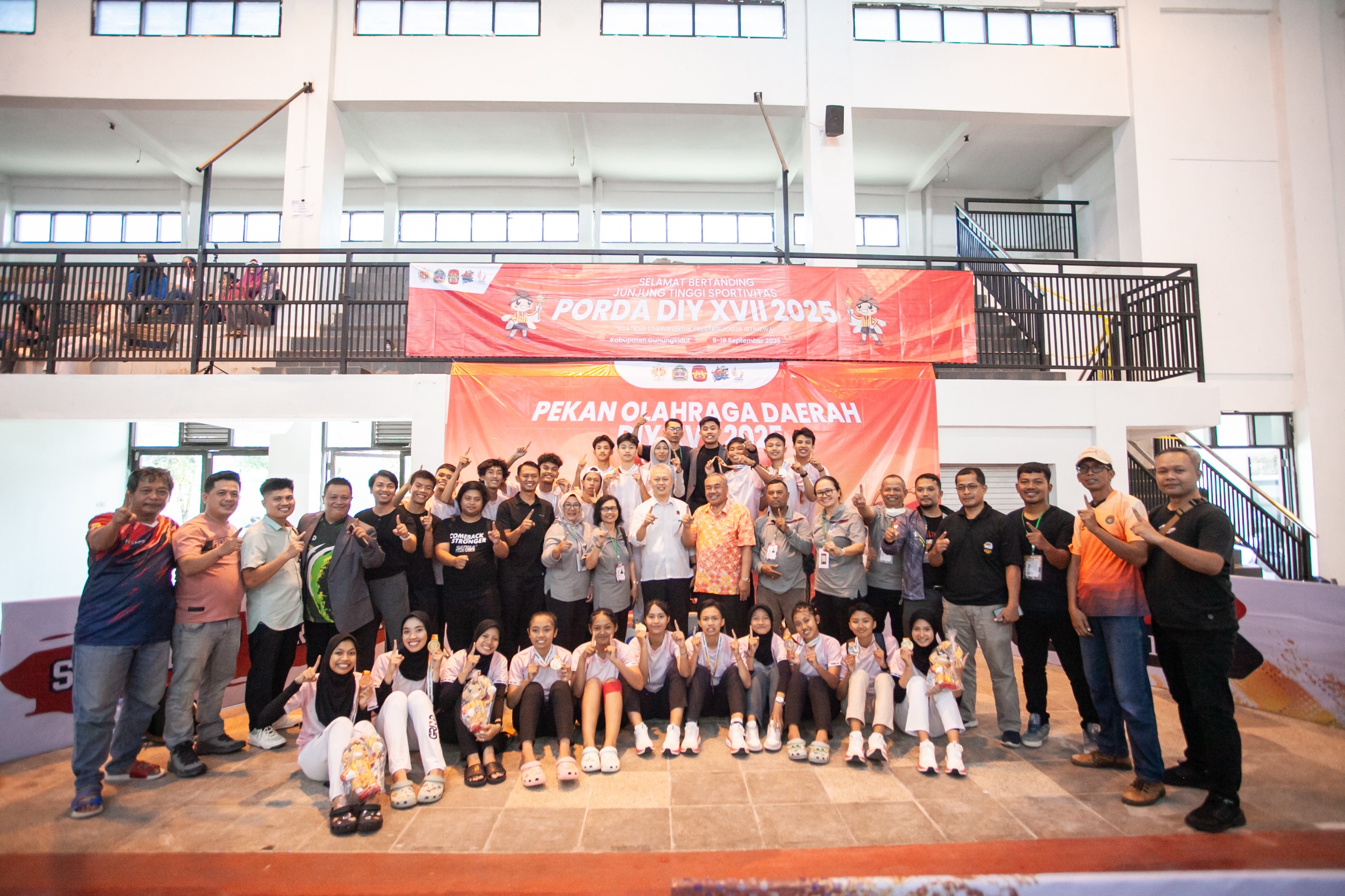 Keterangan Para atlet dan tim pelatih taekwondo Sleman saat berfoto bersama di ajang Porda DIY 2025
