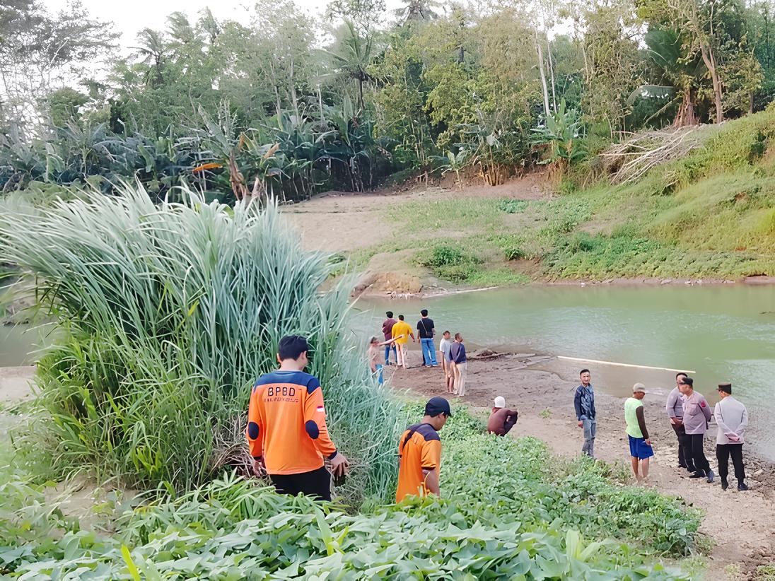 Petugas BPBD Purworejo melakukan asasmen di lokasi kejadian tiga bocah yang hanyut terseret arus Sungai Bogowonto. (Dokumentasi BPBD Purworejo)  &nbsp;