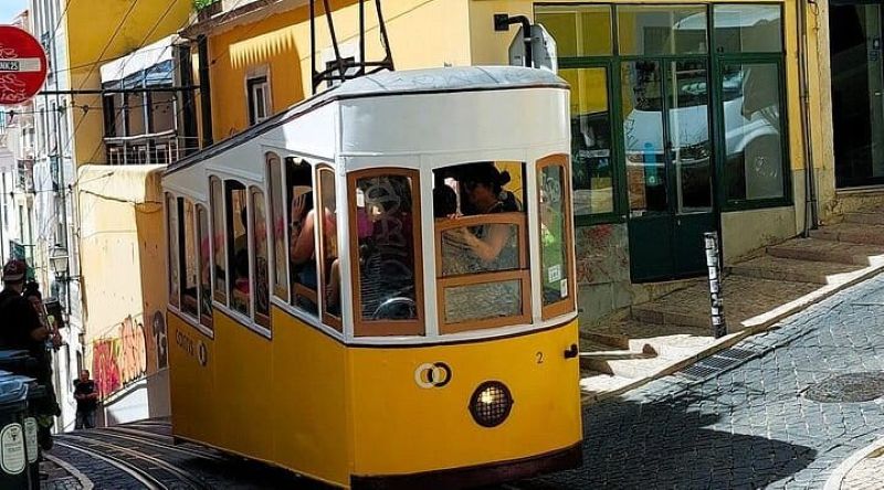 Kereta Gantung Elevador da Gloria di Lisbon, Portugal.