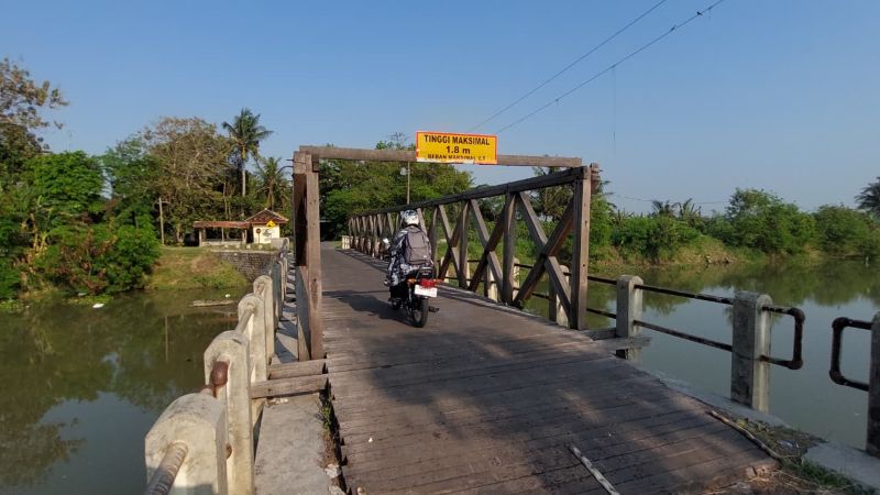 NEKAT: Masyarakat melewati Jembatan Linggan yang telah dimodifikasi dengan jembatan penopang kayu.&nbsp;