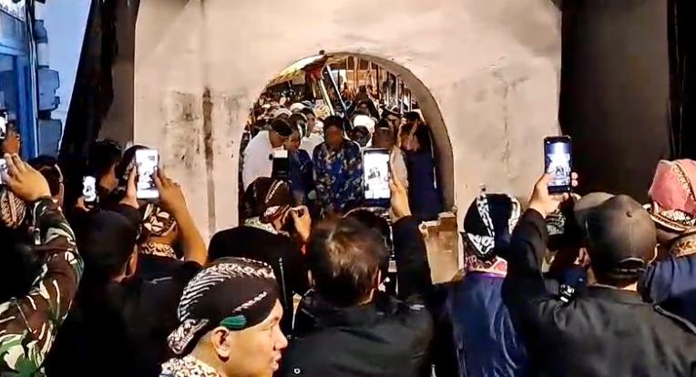 Sri Sultan Hamengku Bawono Ka 10 saat melakukan jejak Banon