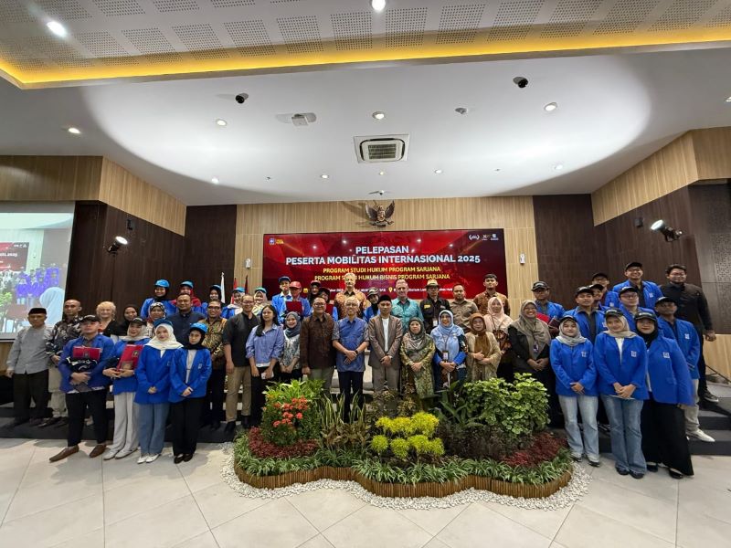 ANTUSIAS: Pelepasan mahasiswa UII yang akan mengikuti program mobilitas internasional ke Malaysia dan Korea Selatan.