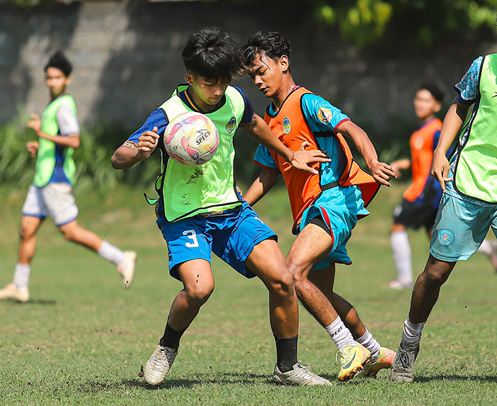 BAKAL BERGULIR: Tim muda EPA PSIM saat menjalani latihan rutin.