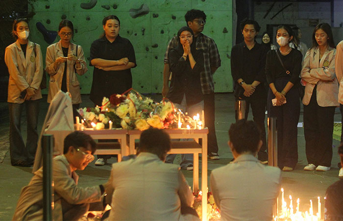 BENTUK SOLIDARITAS: Mahasiswa Universitas Amikom Jogjakarta menyalakan lilin sebagai bentuk solidaritas untuk Rheza Sendy Pratama yang meninggal usai mengikuti aksi di s