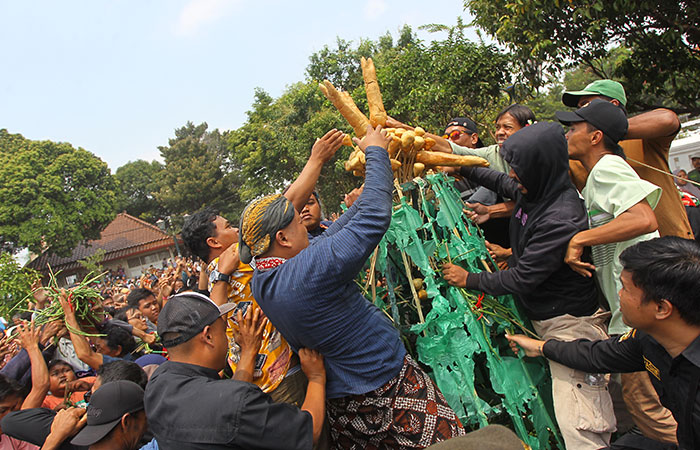 TAHUN DAL: Warga berebut isi gunungan Garebeg Maulud Keraton Jogja di kompleks Masjid Gedhe Kauman, Jogja, kemarin (5/9).