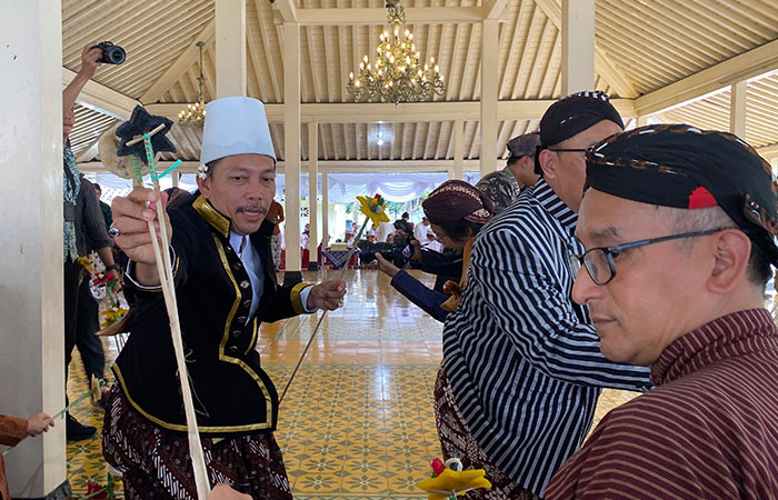 Prosesi pembagian ubarampe pareden gunungan dalam rangkaian acara Garebeg Mulud Tahun Dal Keraton Jogja di Kompleks Kepatihan Jogja, Jumat (5/9).
