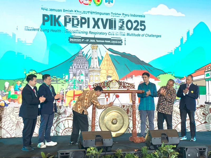 Simbolis Kerjasama antara PDPI dengan Pemprov DIY dalam menignkatkan pelayanan kesehatan paru-paru kepada masyarakat di Hotel Tentrem Jogja, Jumat (5/9/2025).&nbsp;
