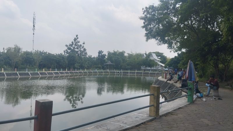 JADI JUJUKAN: Warga saat memancing di Pemancingan Embung Julantoro di Padukuhan Sawit, Panggungharjo, Sewon Minggu (7/9).