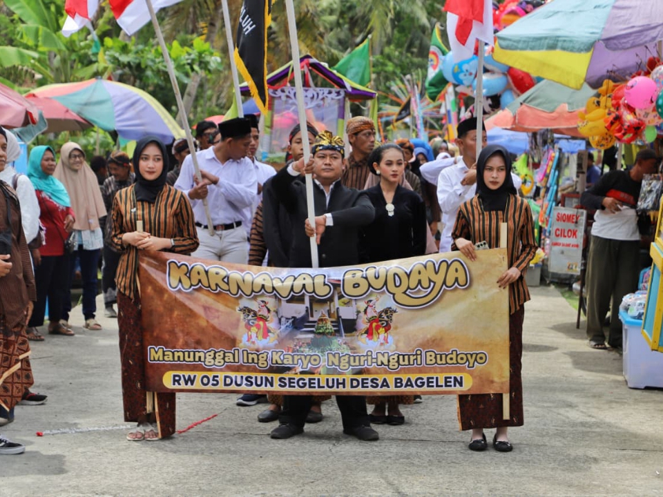 Warga Desa Bagelen, Purworejo antusias mengikuti kirab yang menampilkan berbagai potensi tradisi budaya lokal. (Dokumentasi Prokopim Purworejo)