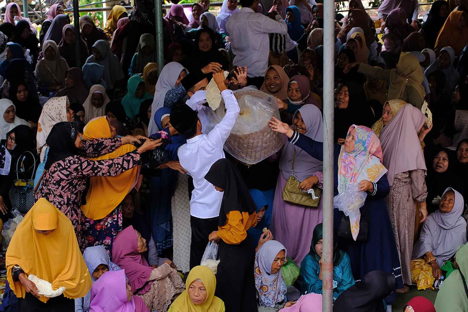 Gunungan Lentheng&nbsp;yang berada di dalam masjid ini menjadi ikon tiap tahun di Dusun Gunung Bakal, Sumberarum, Tempuran.