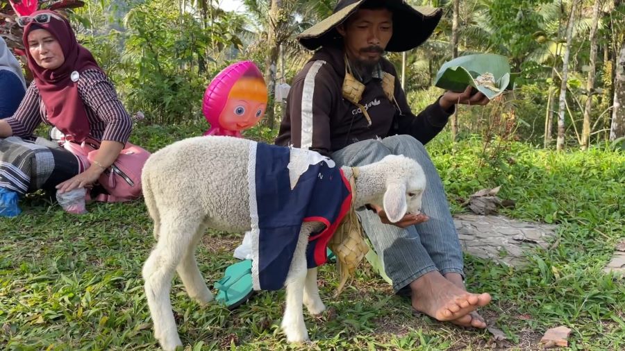 ANTUSIAS: Peserta menyajikan hasil ngarit dihadapan dewan juri untuk penilian.