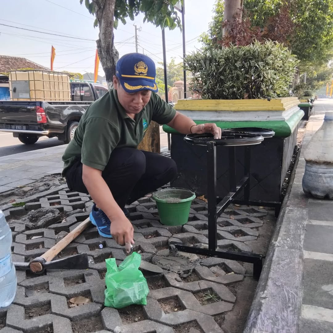 Pemasangan bak sampah di alun-alun Wonosari pada Sabtu (6/9).