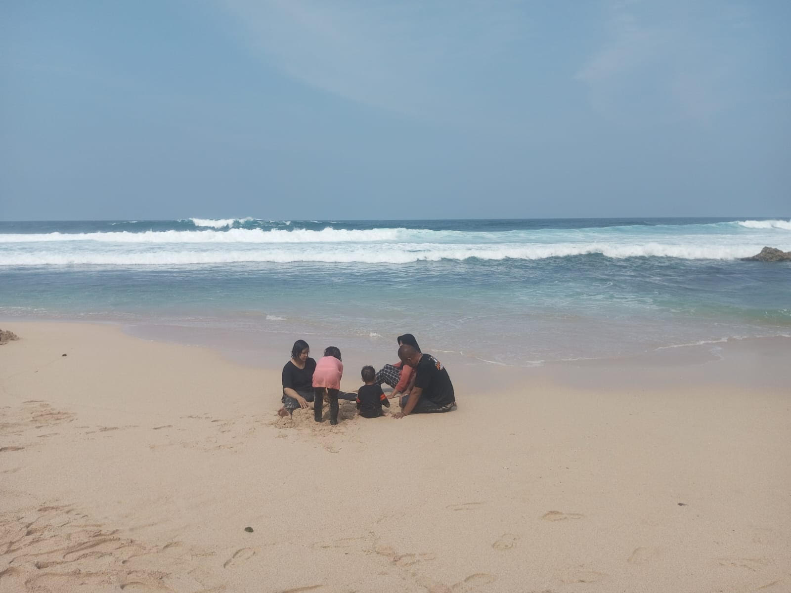 Terlihat wisatawan menikmati liburan di Pantai Watukodok dengan tenang dan aman.