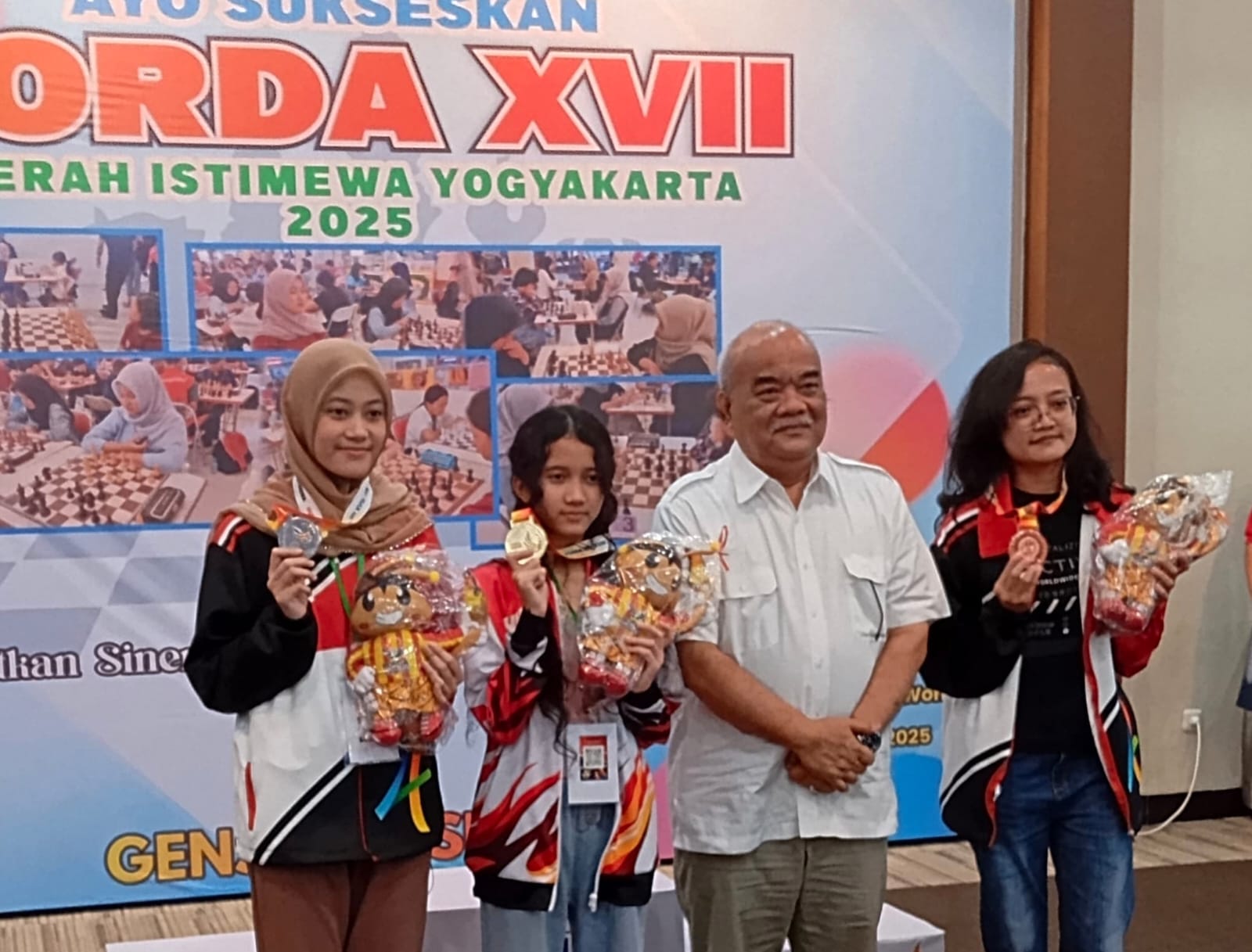 Shifania Aulia Cahyono (nomor dua dari kiri) bersama Ketua Umum KONI DIY Kanjeng Gusti Pangeran Adipati Arya (KGPAA) Paku Alam (PA) X.