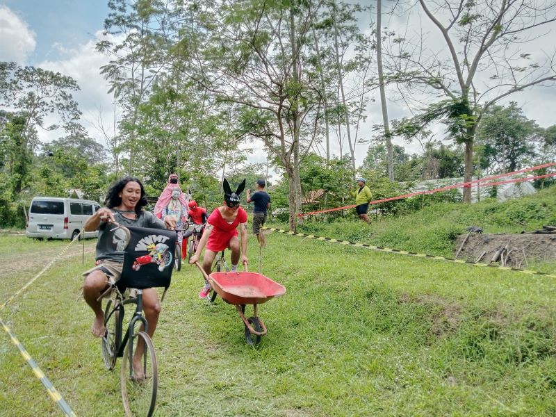 MENARIK PERHATIAN:Peserta Krosspit Bikefest 2025 mengenakan kostum unik seperti pakaian monyet, Spider-Man, dan kelinci saat melewati lintasan di Asram Edupark Mlati, Sleman, Minggu (7/9).