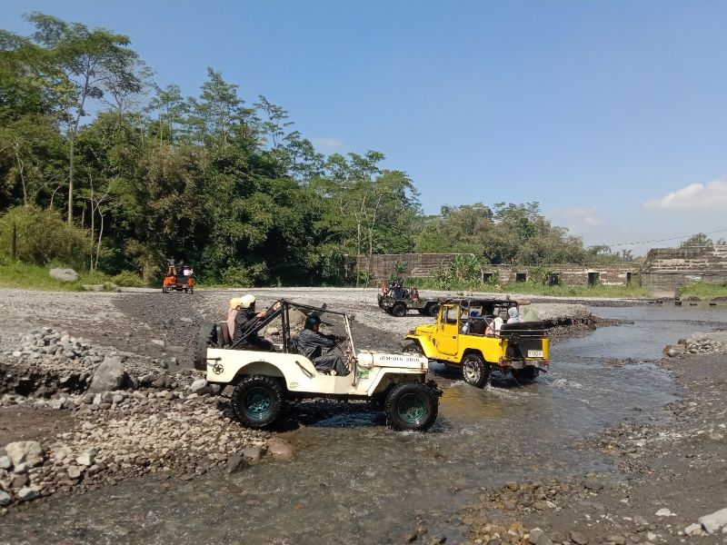 FAVORIT: Pengunjung saat menikmati wisata jip Merapi di kawasan Sleman utara.     