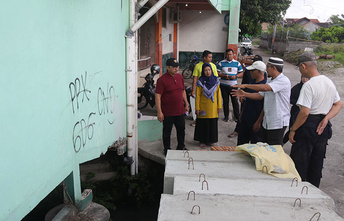 TINJAU: Wali Kota Jogja Hasto Wardoyo saat meninjau lokasi rawan banjir di Kampung Warungboto RW 07, Umbulharjo, Kota Jogja, Sabtu (6/9).