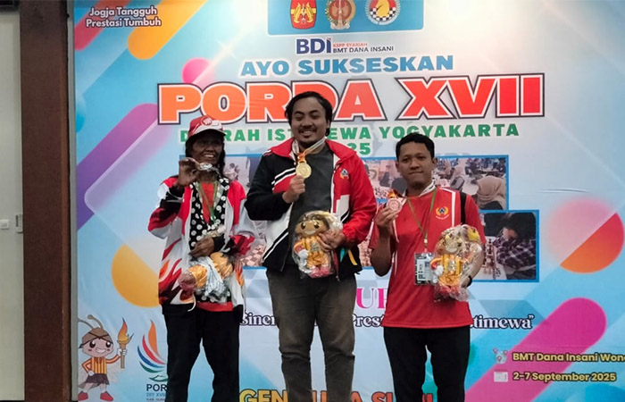 Atlet catur Sleman saat naik podium juara.