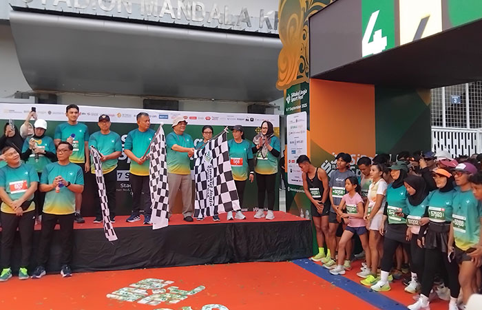 KOLABORASI KOMUNITAS OLAHRAGA: Wagub DIY Paku Alam X (keempat dari kanan, Red) mengibaskan bendera melepas peserta SiBakul Jogja Sport Fest 2025 di parkir Stadion Mandala Krida