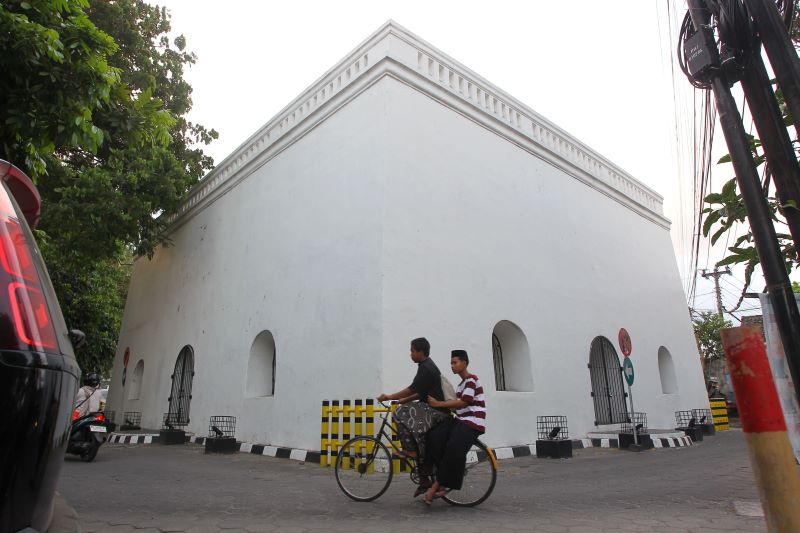 SITUS SEJARAH: Warga melintas di dekat Panggung Krapyak yang merupakan salah satu dari cagar budaya Kabupaten Bantul Senin (8/9).