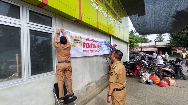 KUNJUNGAN: Wakil Bupati meninjau pemasangan spanduk larangan rentenir.&nbsp;