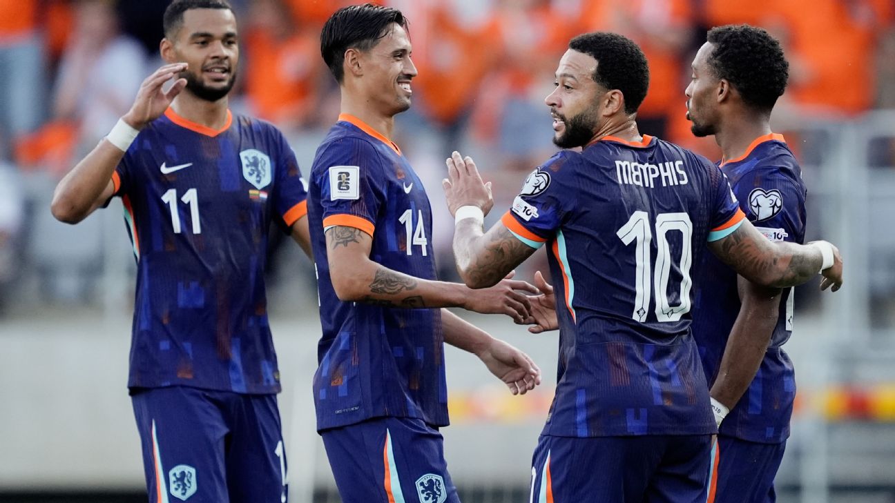Para pemain Belanda rayakan kemenangan atas Lithuania