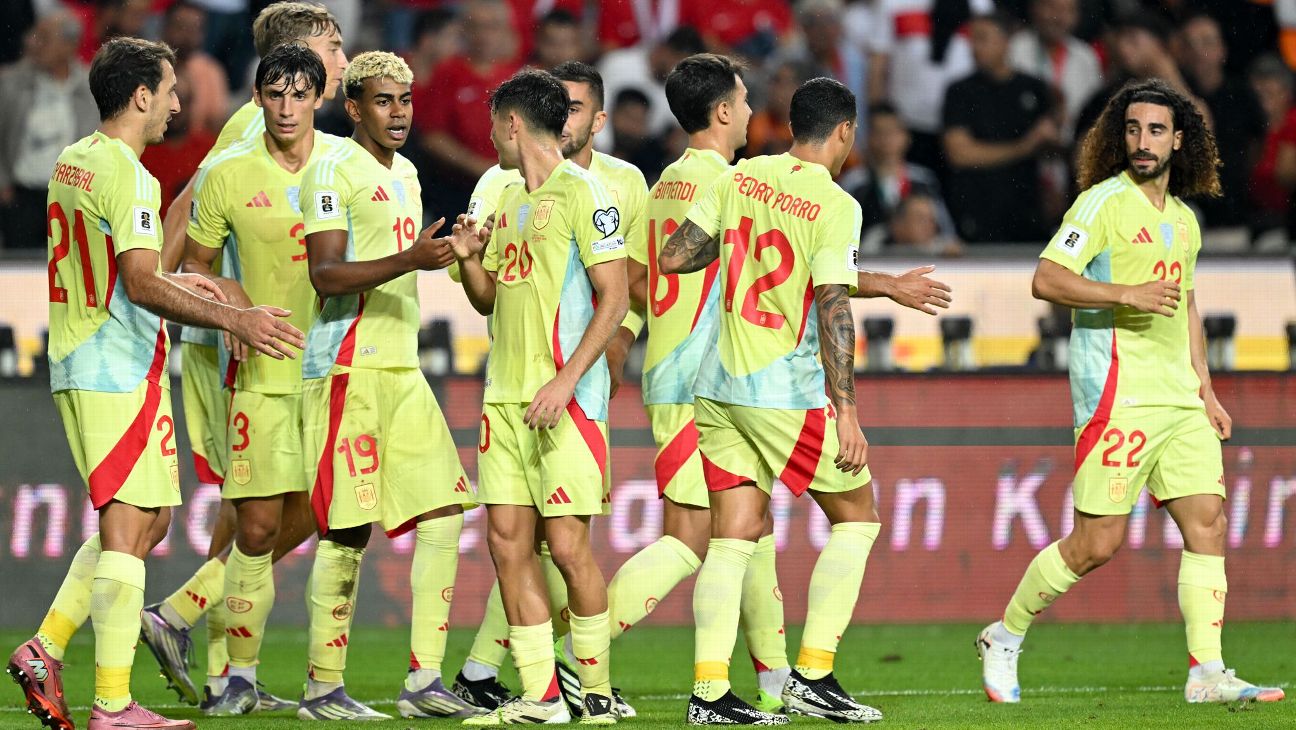 Pemain Spanyol rayakan kemenangan telak 0-6 atas tuan rumah Turki