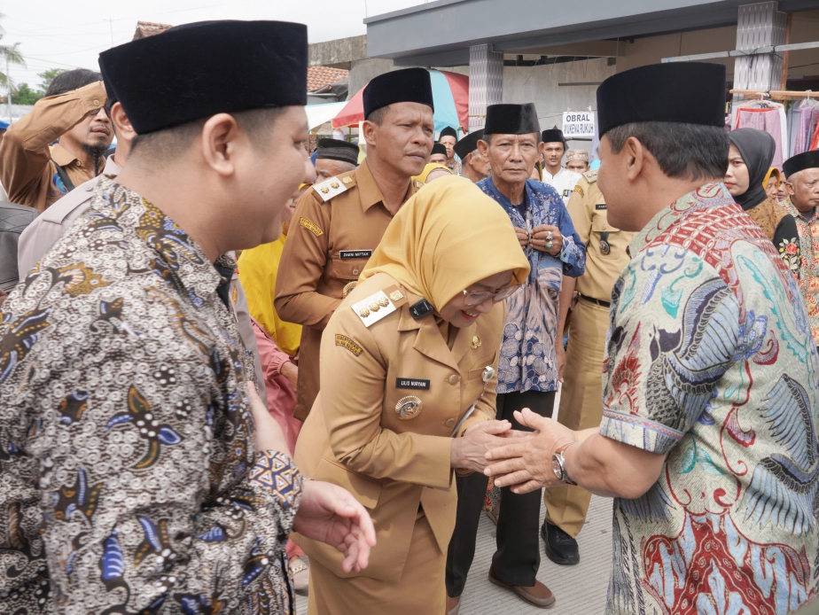 Gubernur Jawa Tengah Ahmad Luthfi menghadiri maulid akbar di Pesantren Al Falah Sumberadi, Kebumen, Selasa (9/9). Dalam acara tersebut dia memberikan banyak wejangan untuk para pejabat pemerintah. (Do