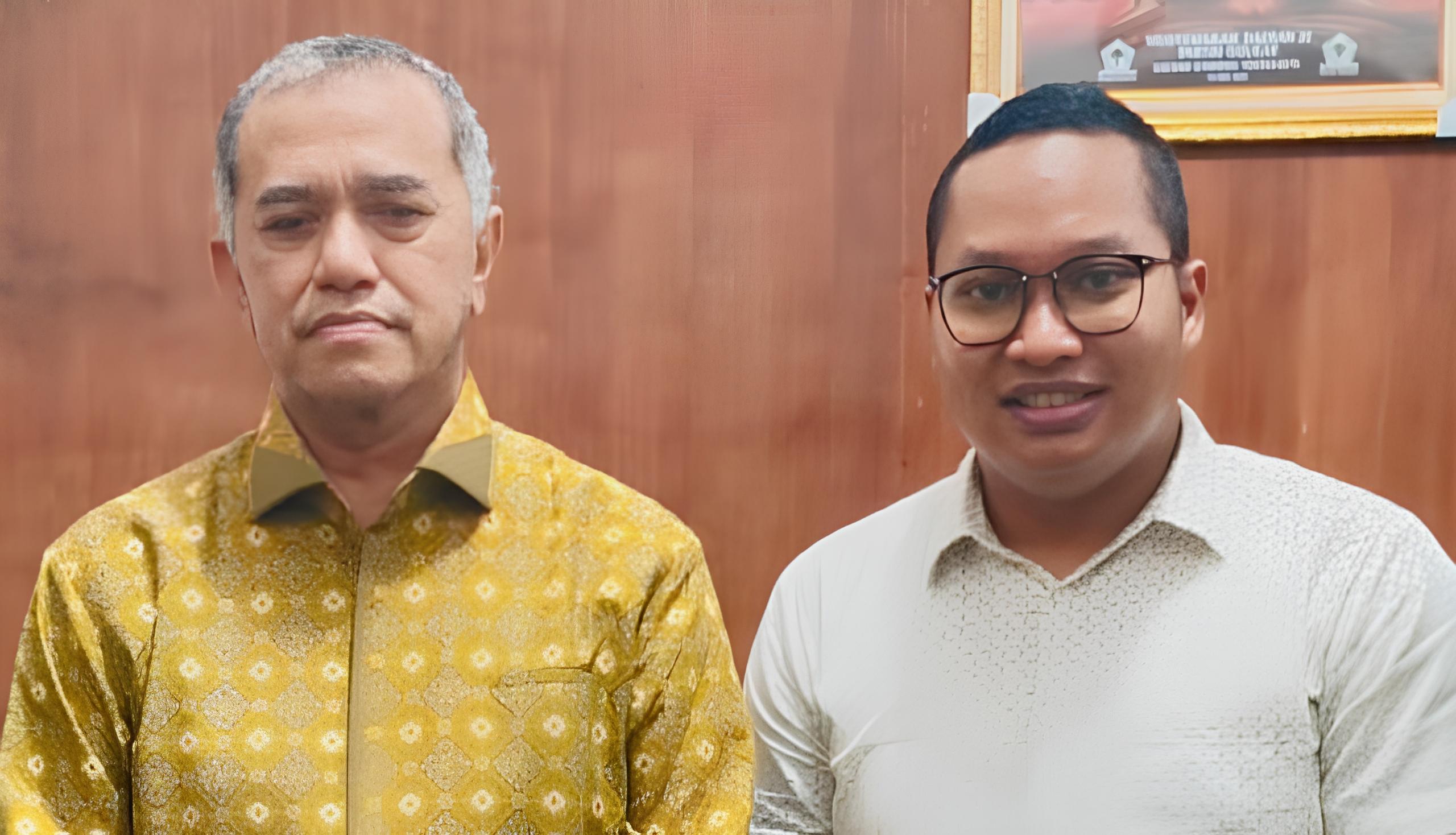 Kandidat calon Ketua APMI DIY R. Candra Akbar Ishmata (kiri mengenakan baju putih) saat berfoto bersama dengan Ketua DPD Golkar DIY Singgih Januratmoko.