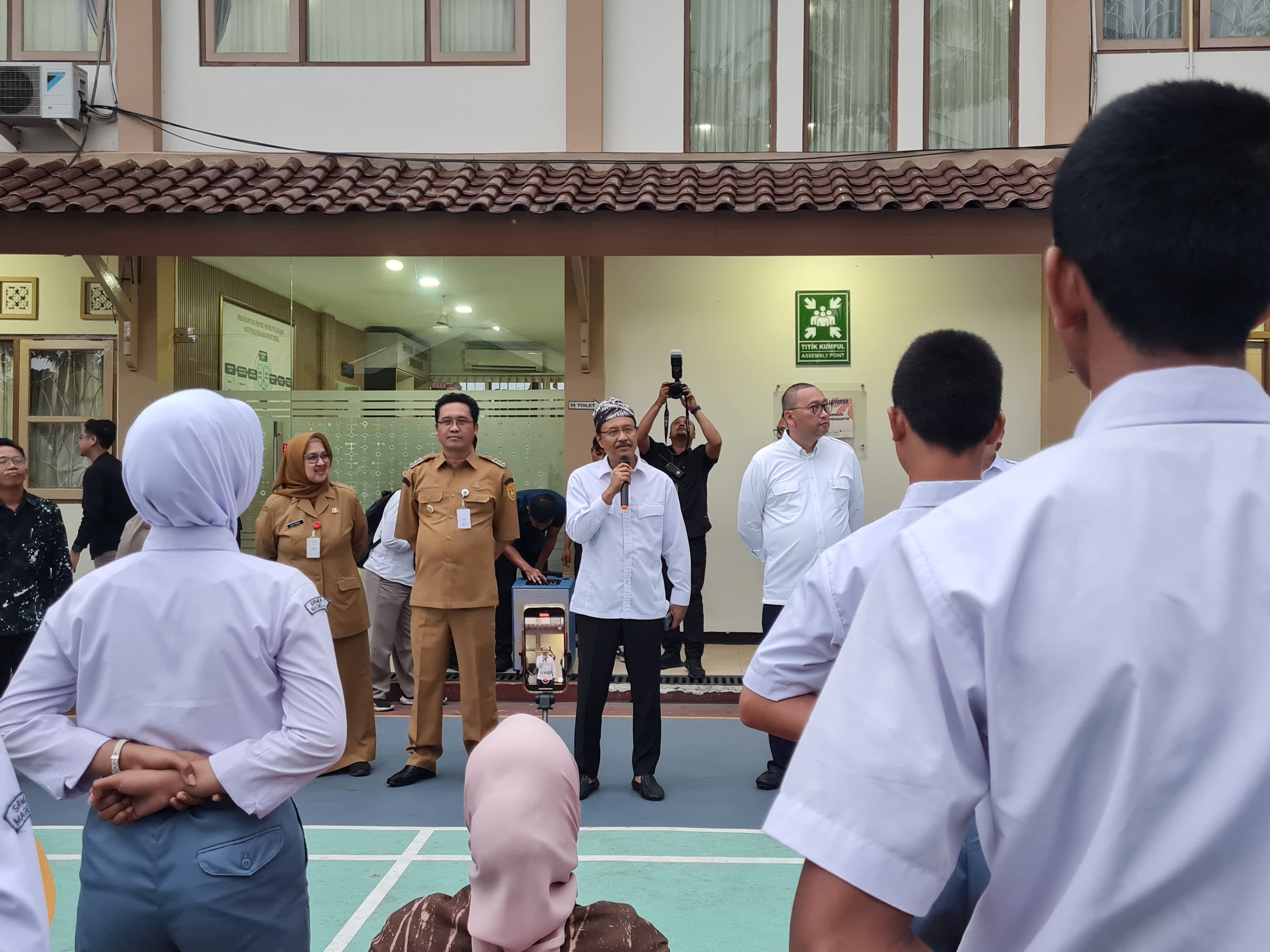 MUNGKID &ndash; Seorang remaja asal Windusari, Muhammad Khafidzul Akrom tak pernah membayangkan bisa mengenyam pendidikan di bangku SMA. Anak buruh tani itu sempat pasrah hanya dengan menamatkan pendidikan