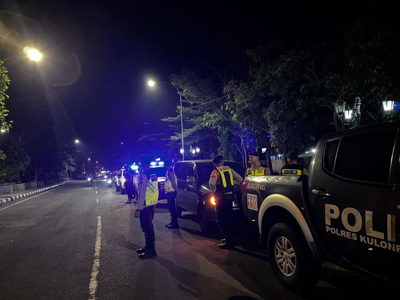 PATROLI: Personel Polres Kulon Progo melakukan pengamanan di wilayah pemukiman dan jalan raya.&nbsp;
