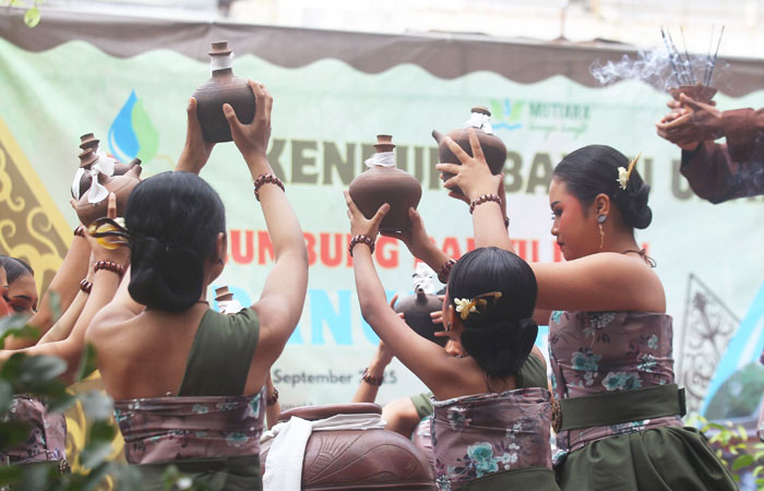 KEARIFAN LOKAL: Penari menampilkan Tari Riris Mangenjali dalam Kenduri Banyu Udan di Sekolah Air Hujan Banyu Bening, Kalurahan Sardonoharjo, Ngaglik, Sleman, Selasa (9/9).