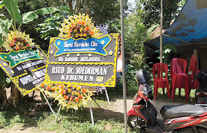 BERDUKA: Karangan bunga berjejer di rumah duka selepas meninggalnya Isa Rabbani Meilandra, bayi empat bulan yang meninggal pasca menjalani operasi bibir sumbing di RSDS Kebumen.
