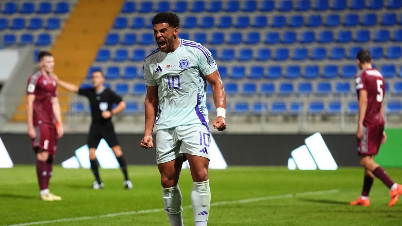 Selebrasi Che Adams setelah mencetak gol dalam kemenangan Skotlandia atas Belarus