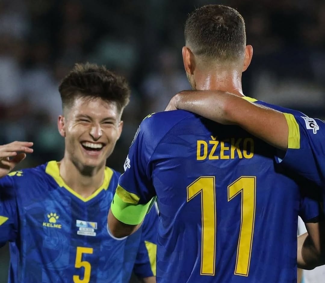 Edin Dzeko rayakan gol ke gawang San Marino dalam kemenangan Bosnia dengan skor telak 6-0