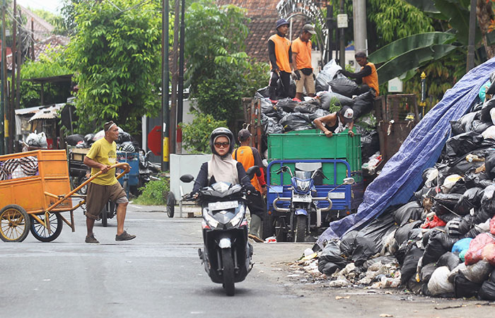 PENUH: Kondisi depo sampah di wilayah Pengok yang membeludak hingga ke jalan, Kota Jogja, Selasa (9/9).