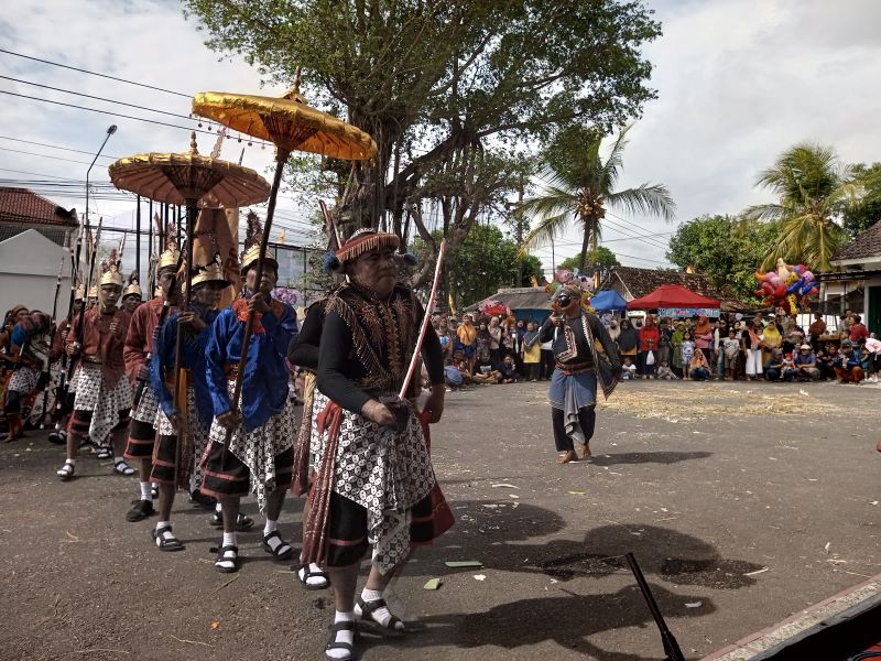 NGURI-URI BUDAYA: Masyarakat saat menampilkan Reog Pranama sebagai kesenian tradisional yang lahir dan tumbuh di depan Kantor Kalurahan Wonosari Rabu (9/10).