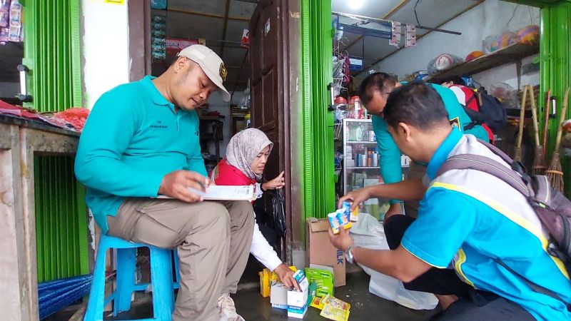 Satpol PP Kulon Progo lakukan sidak temukan ratusan obat kadaluwarsa di Pasar Cublak.