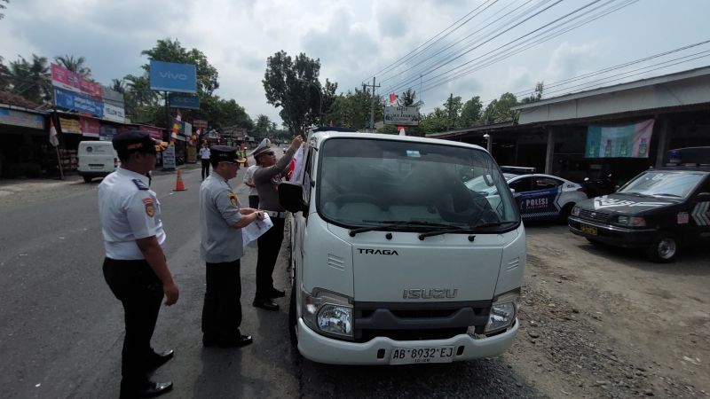 OPERASI: Personel Gabungan memeriksa kelengkapan kendaraan yang digunakan masyarakat.&nbsp;