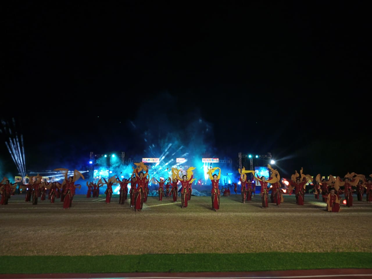 200 penari asal Gunungkidul menyabut kedatangan para atlet Porda dengan sajian tari kolosal Soul of Tayub di Stadion Handayani Gunungkidul.