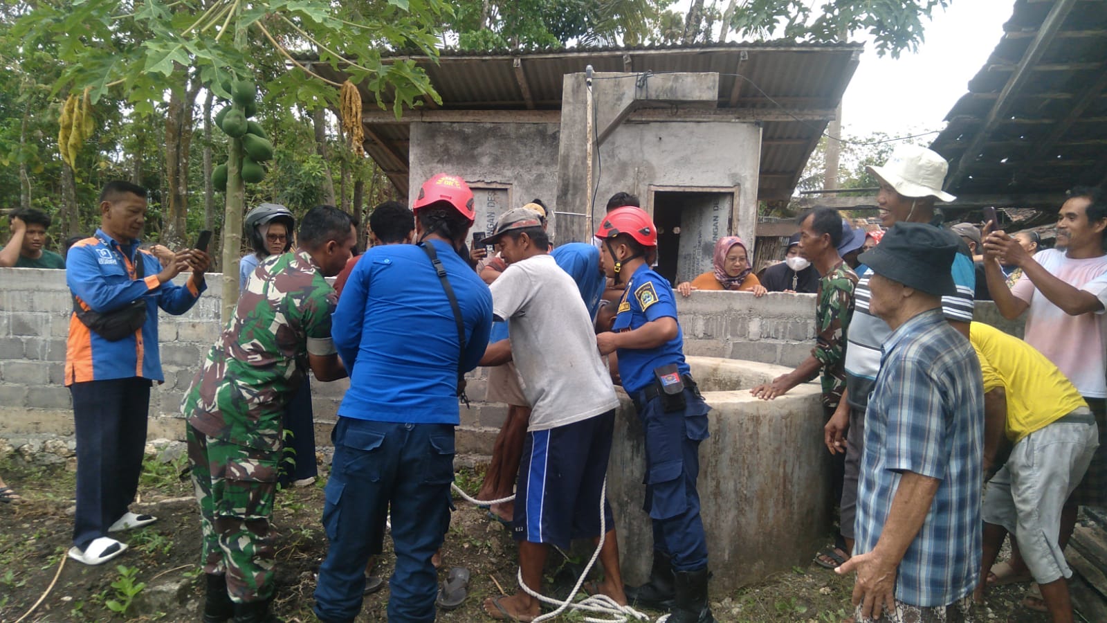 Gunungkidul: Dengan menggunakan tangga dan tali, lima personil TIM SAR diterjunkan untuk mengevakuasi korban laka sumur di Kalurahan Playen.