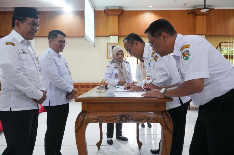 SIMBOLIS: Wali Kota Magelang saat menyaksikan penandatanganan kerja sama pemanfaatan data kependudukan di Aula Adipura Rabu (10/9).