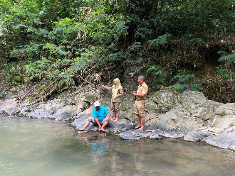 SISIR SUNGAI: Pemdes Pasangsari bersama pengawas perikanan saat memeriksa turun ke Sungai Gleyor.