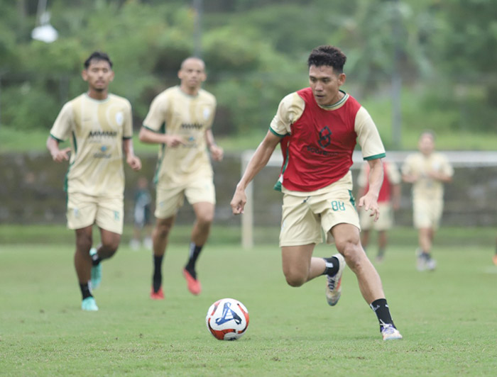 TETAP SEMANGAT: Striker PSS Sleman Irvan Yunus Mofu saat latihan rutin.  &nbsp;
