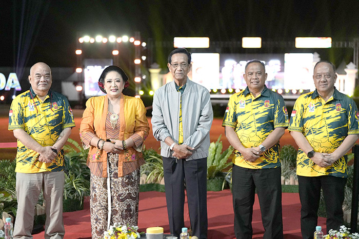 Ketum KONI DIY Paku Alam X, Bupati Gunungkidul Endah Subekti, Gubernur Hamengku Buwono X, Bupati Sleman Harda Kiswaya dan Ketua Umum KONI Pusat Letjen TNI (Purn) Marciano Norman.
