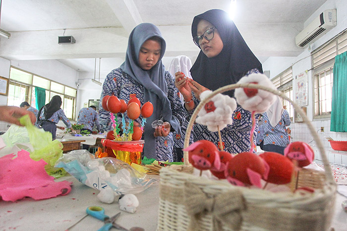 Pelajar mengikuti lomba menghias telur rebus dalam acara penetapan percontohan sekolah sehat pangan di SMP Negeri 12 Kota Jogja, Rabu (10/9/2025).