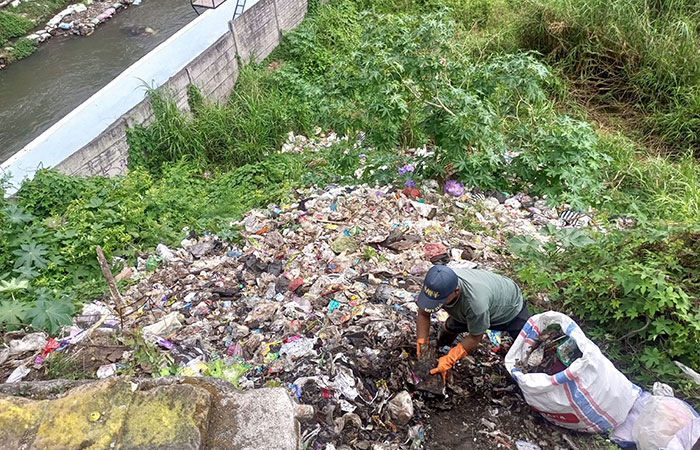 Petugas DLH Kota Jogja mengambil sebagian sampah yang dibuang secara sembarangan di sisi selatan Jembatan Kleringan, wilayah Kampung Ledok Macanan, Kemantren Danurejan, Kota Jogja, kemarin (10/9).
