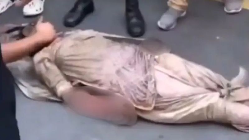 Isteri Istri Mantan Perdana Menteri Nepal Rajyalaxmi Chitrakar meninggal dunia, dalam peristiwa pembakaran massa di rumahnya.